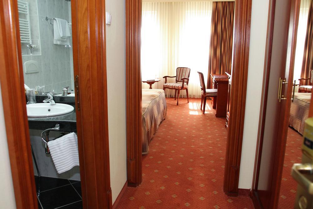 Hotel Galleria سوبوتيتْسا المظهر الخارجي الصورة